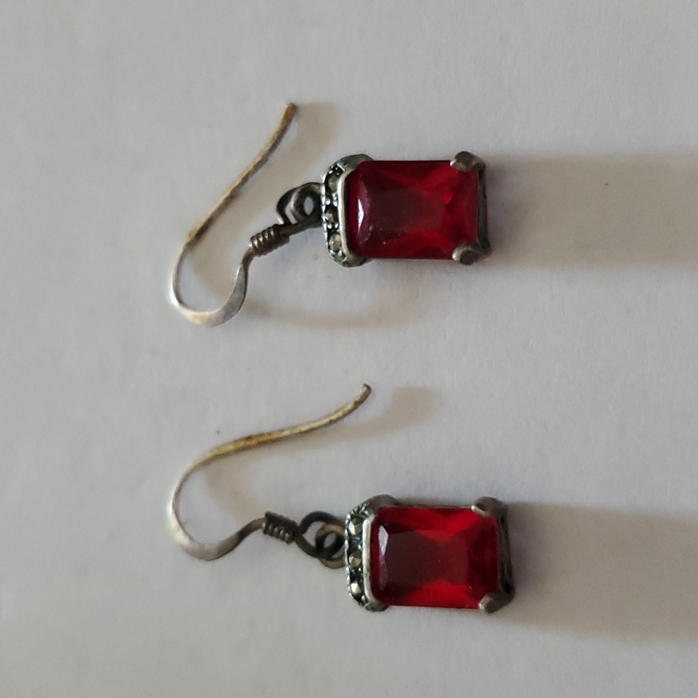 Red square stone dangle earrings